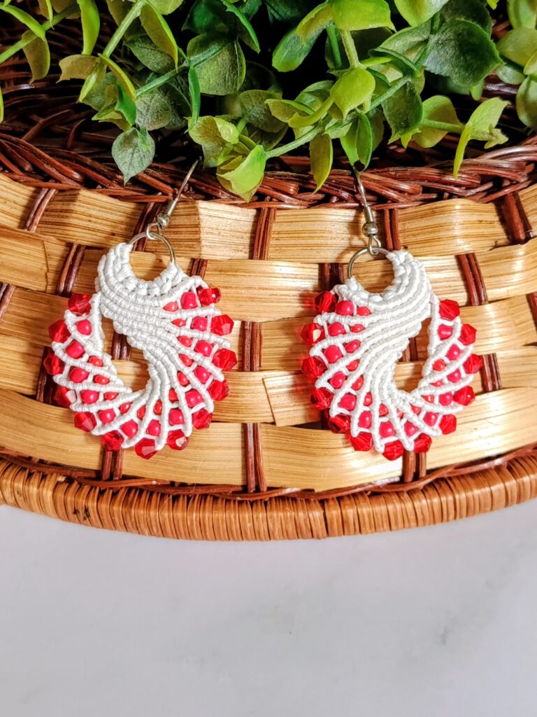 Boho σκουλαρίκια micro macrame κατόπιν παραγγελίας, άσπρο και κόκκινο