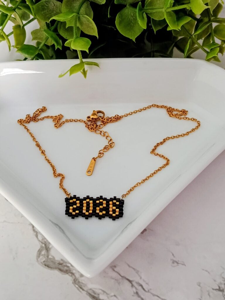 Χειροποίητο κολιέ γούρι 2026 με χάντρες Miyuki σε μαύρο και χρυσό