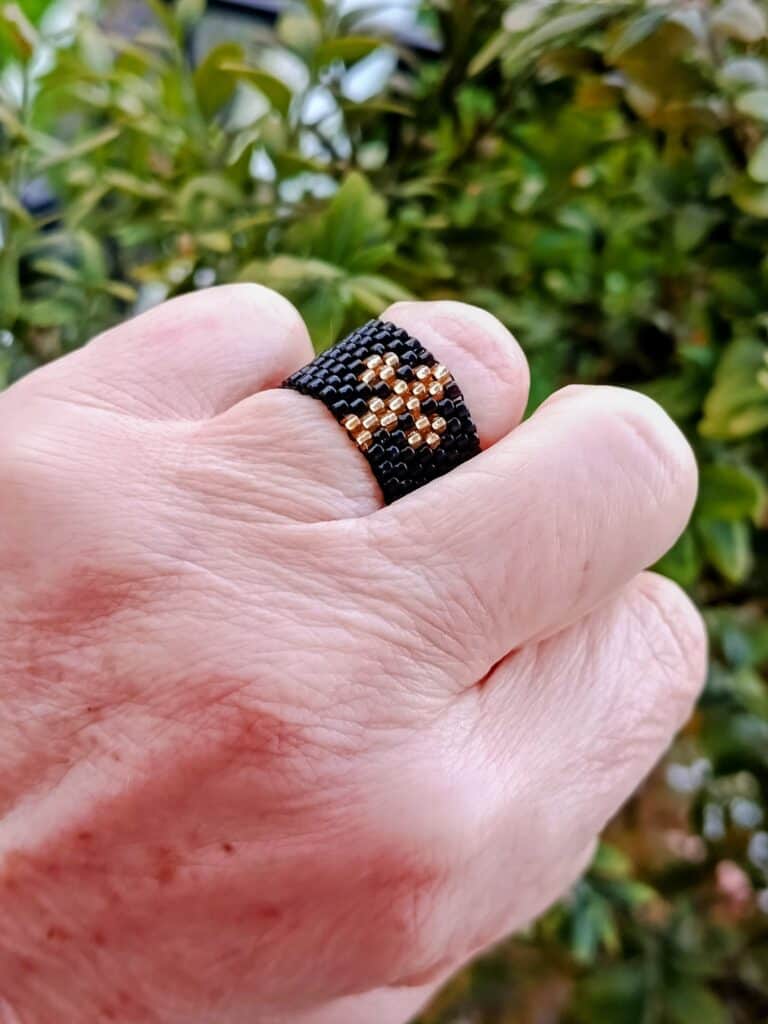 Χειροποίητο δαχτυλίδι σταυρός με χάντρες Miyuki μαύρο χρυσό