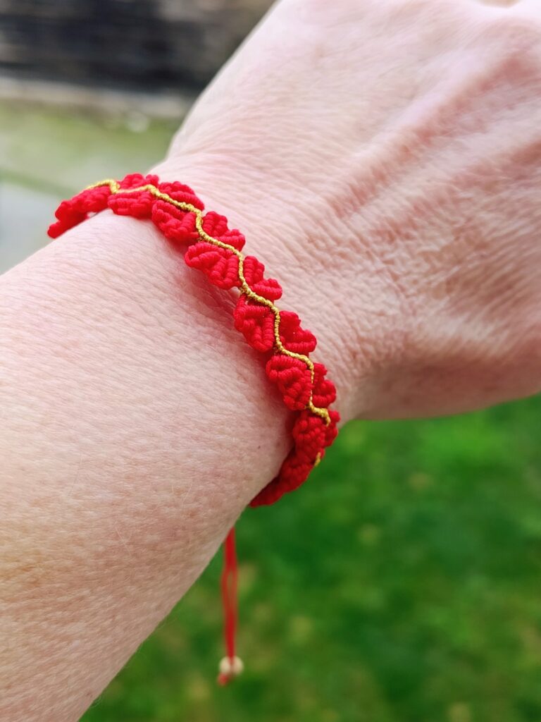 Χειροποίητο νεανικό βραχιόλι καρδούλες macrame valentine
