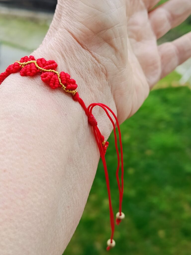 Χειροποίητο νεανικό βραχιόλι καρδούλες macrame valentine