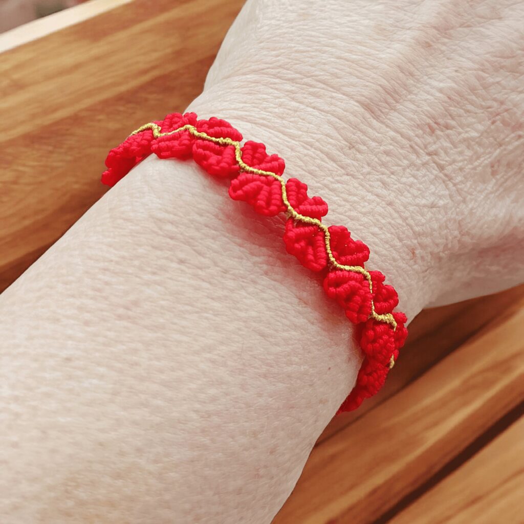 Χειροποίητο νεανικό βραχιόλι καρδούλες macrame valentine
