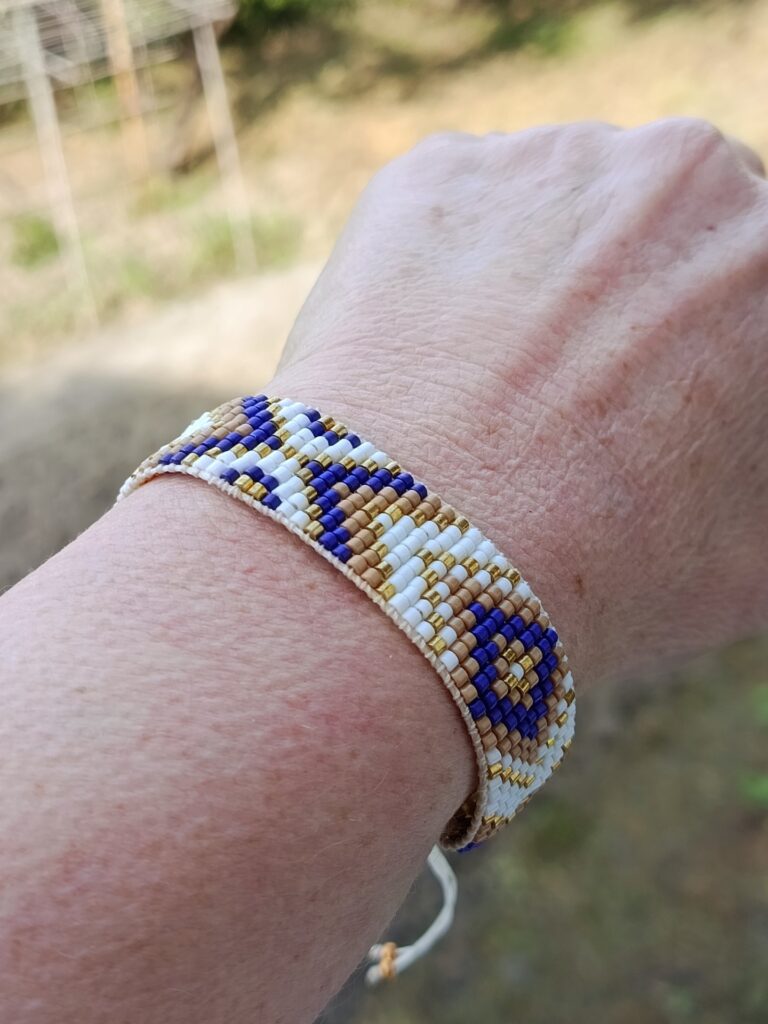 Χειροποίητο βραχιόλι με χάντρες Miyuki και macrame