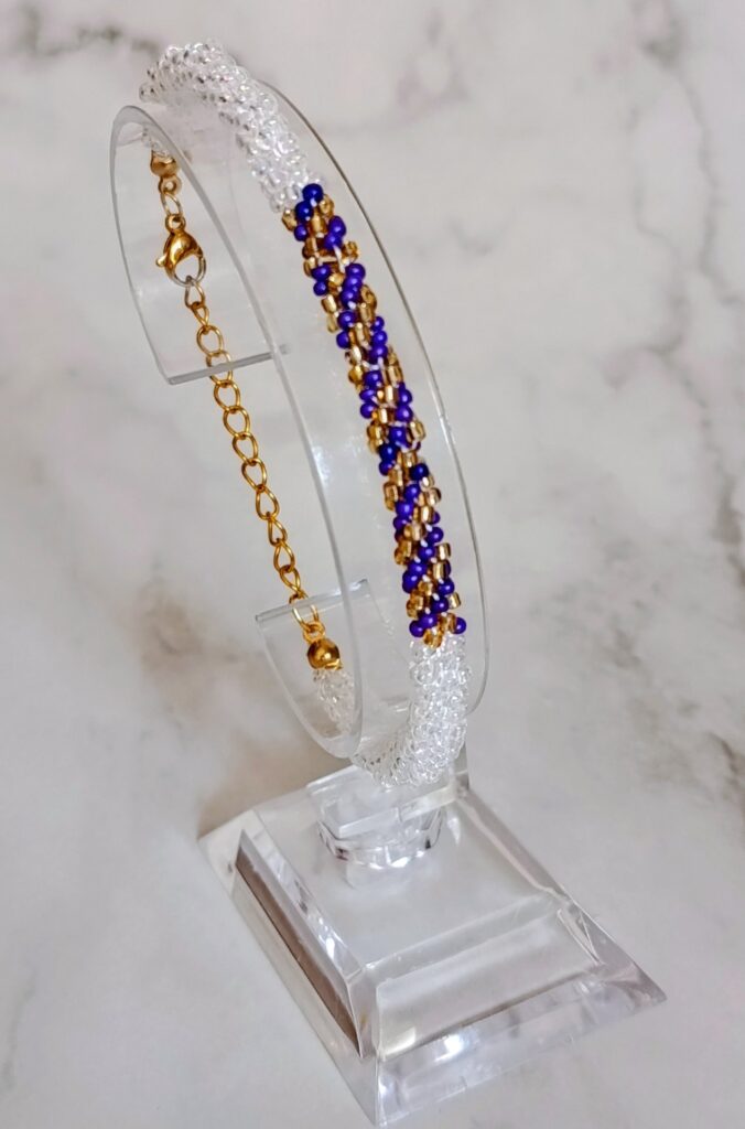 Χειροποίητο βραχιόλι με χάντρες seed beads άσπρο και μπλε