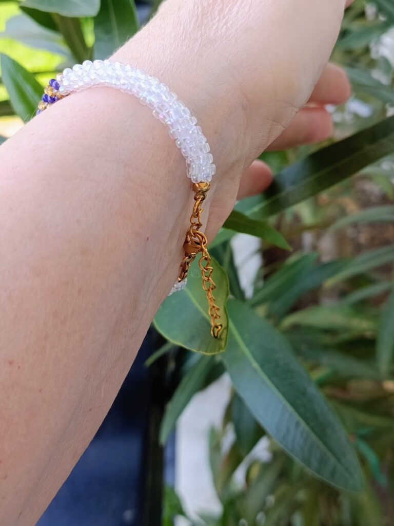 Χειροποίητο βραχιόλι με χάντρες seed beads άσπρο και μπλε