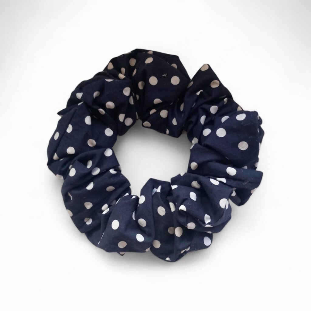 Χειροποίητο "Rosie" scrunchie πουά μπλε μεγάλο