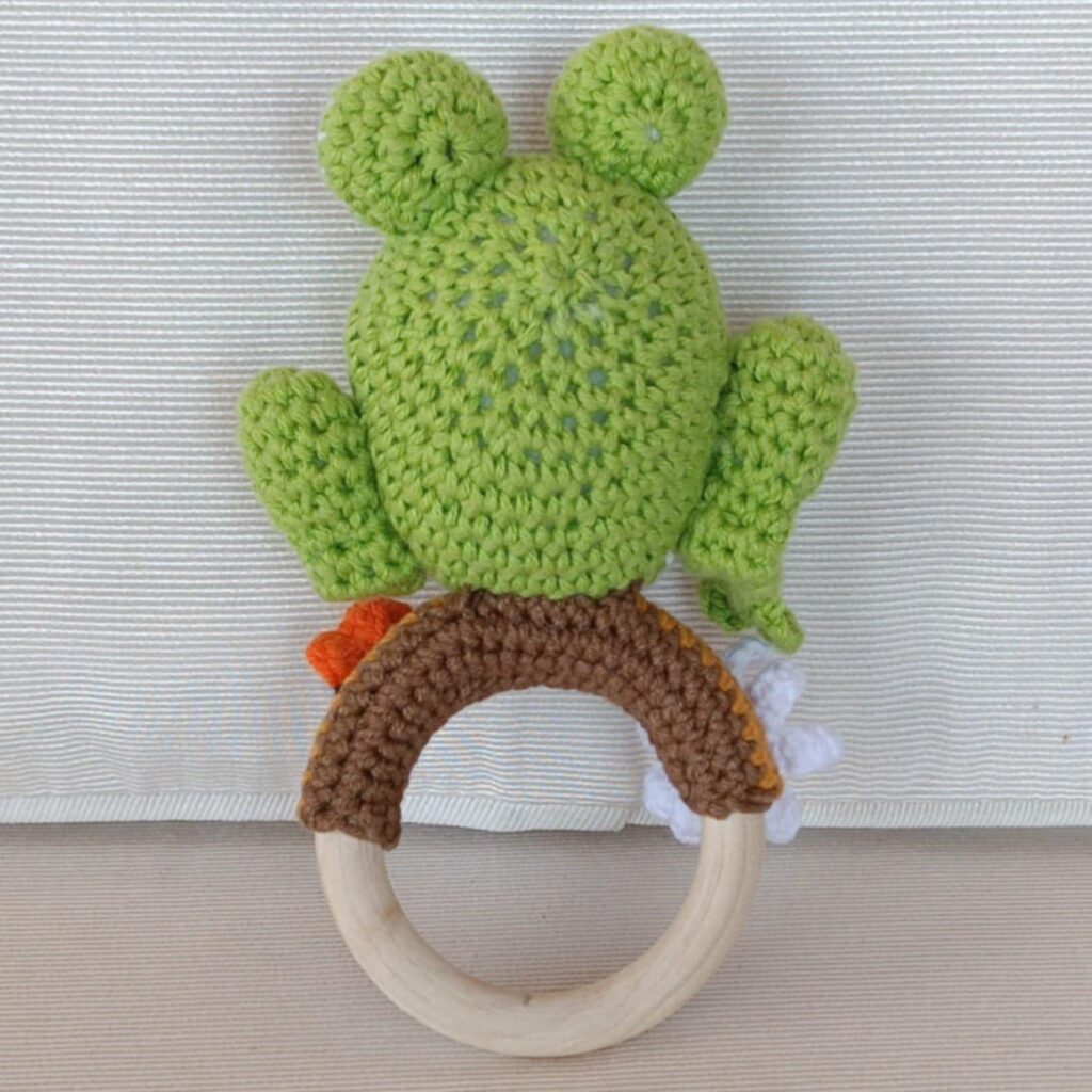 Βρεφική πλεκτή κουδουνίστρα (amigurumi) "βατραχάκι στον κήπο"