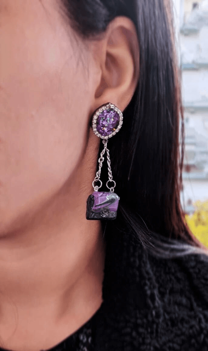 Χειροποίητα Σκουλαρίκια -earring bag- από πολυμερή πηλό,επικαλυμμένα με υγρό γυαλί και κούμπωμα καρφάκι ατσαλινο με στρας
