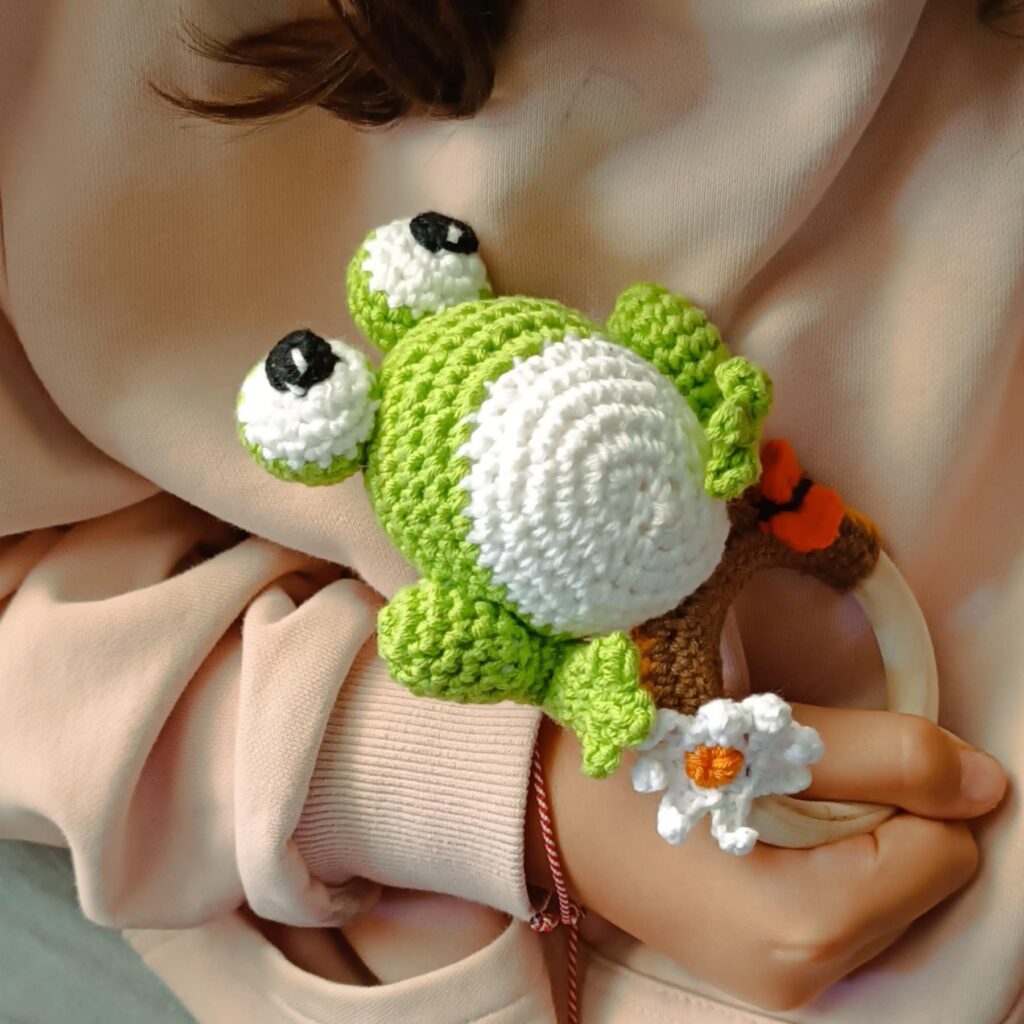 Βρεφική πλεκτή κουδουνίστρα (amigurumi) "βατραχάκι στον κήπο"