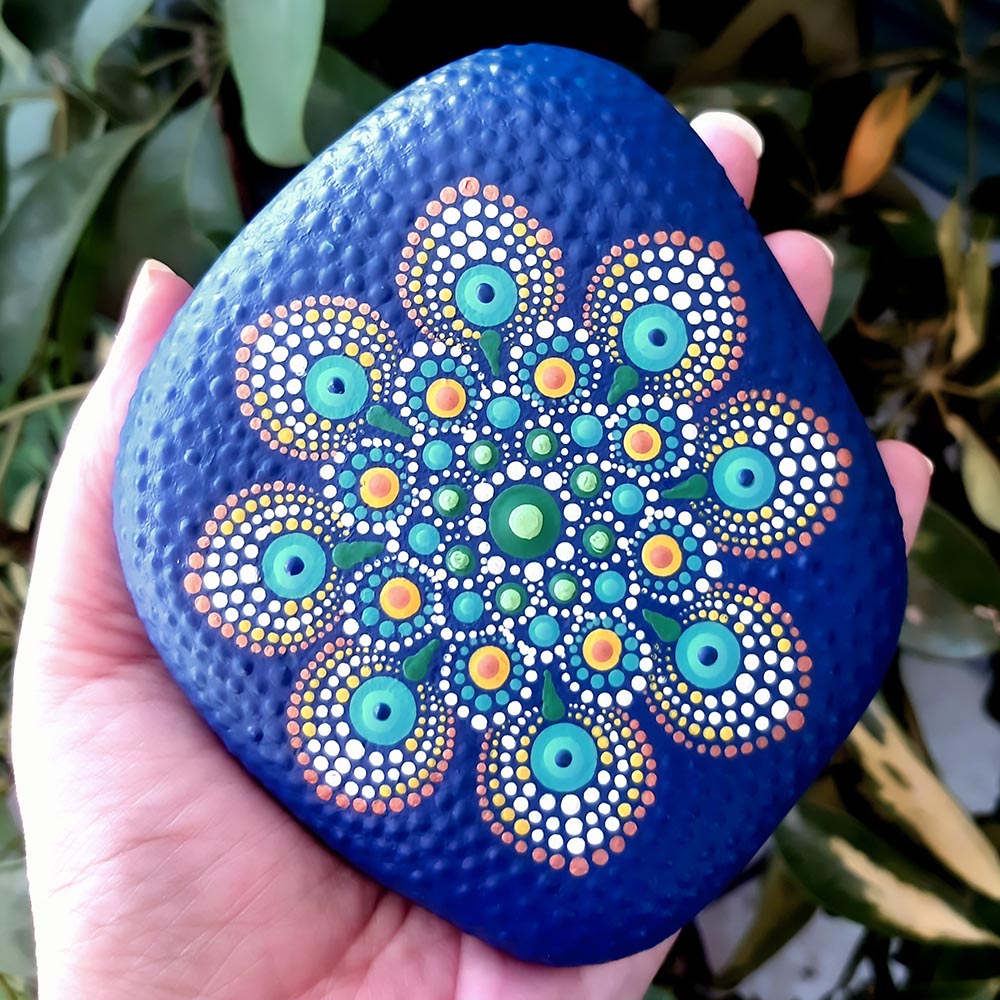 Διακοσμητική πέτρα μπλε mandala, ζωγραφισμένη στο χέρι