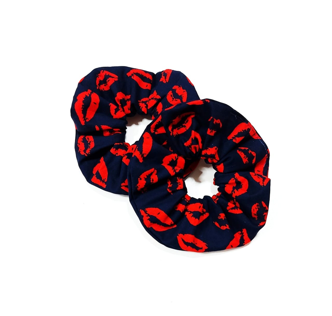 Scrunchie – Λαστιχάκι μαλλιών | Κόκκινα χείλη σε μπλε