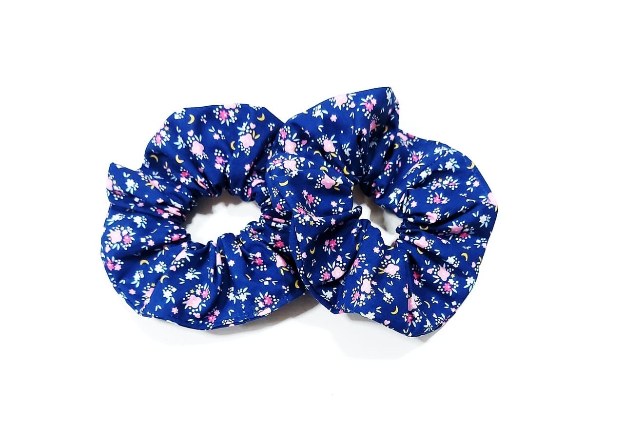 Scrunchie – Λαστιχάκι μαλλιών | Λουλούδια σε μπλε