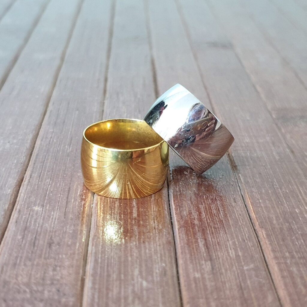 Δαχτυλίδι cigar minimal φαρδύ σε χρυσό χρώμα από ανοξείδωτο ατσάλι