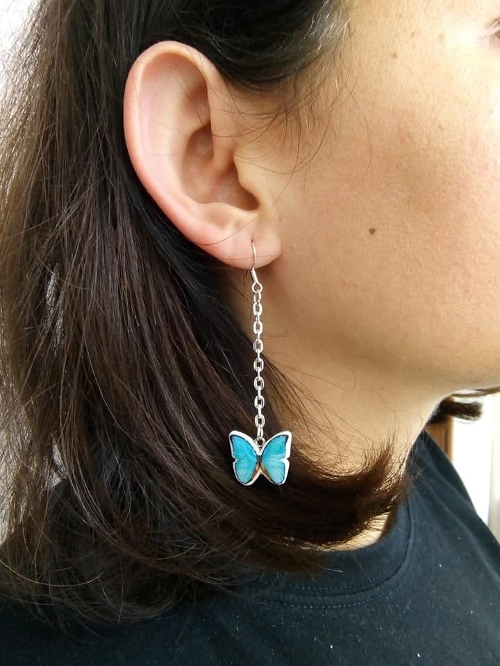 Πεταλούδα από υγρό γυαλί και αλυσίδα | Σκουλαρίκια κρεμαστά από πολυμερικό πηλό