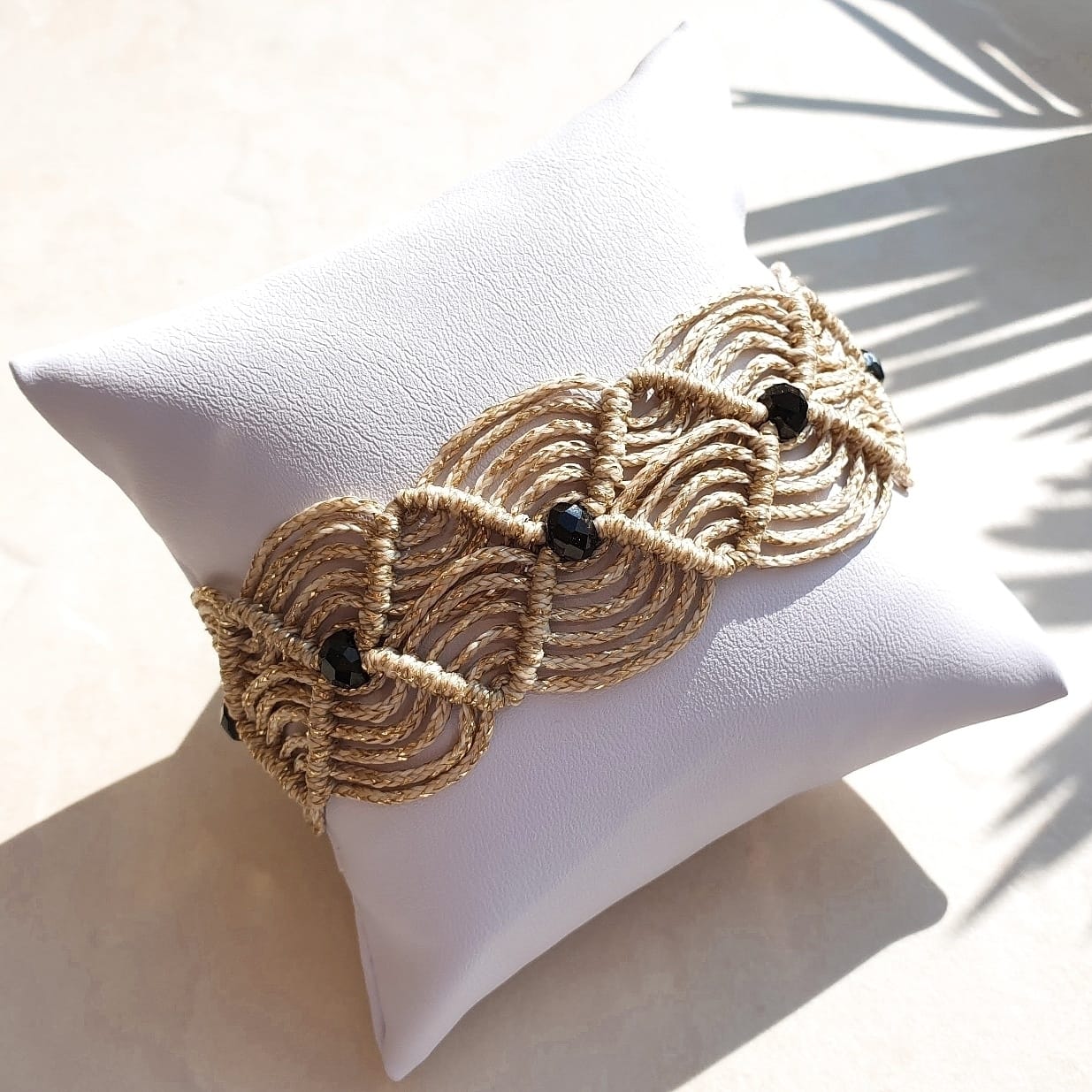 Βραχιόλι boho chic φαρδύ μακραμέ χρυσό με μαύρες κρυστάλλινες χάντρες