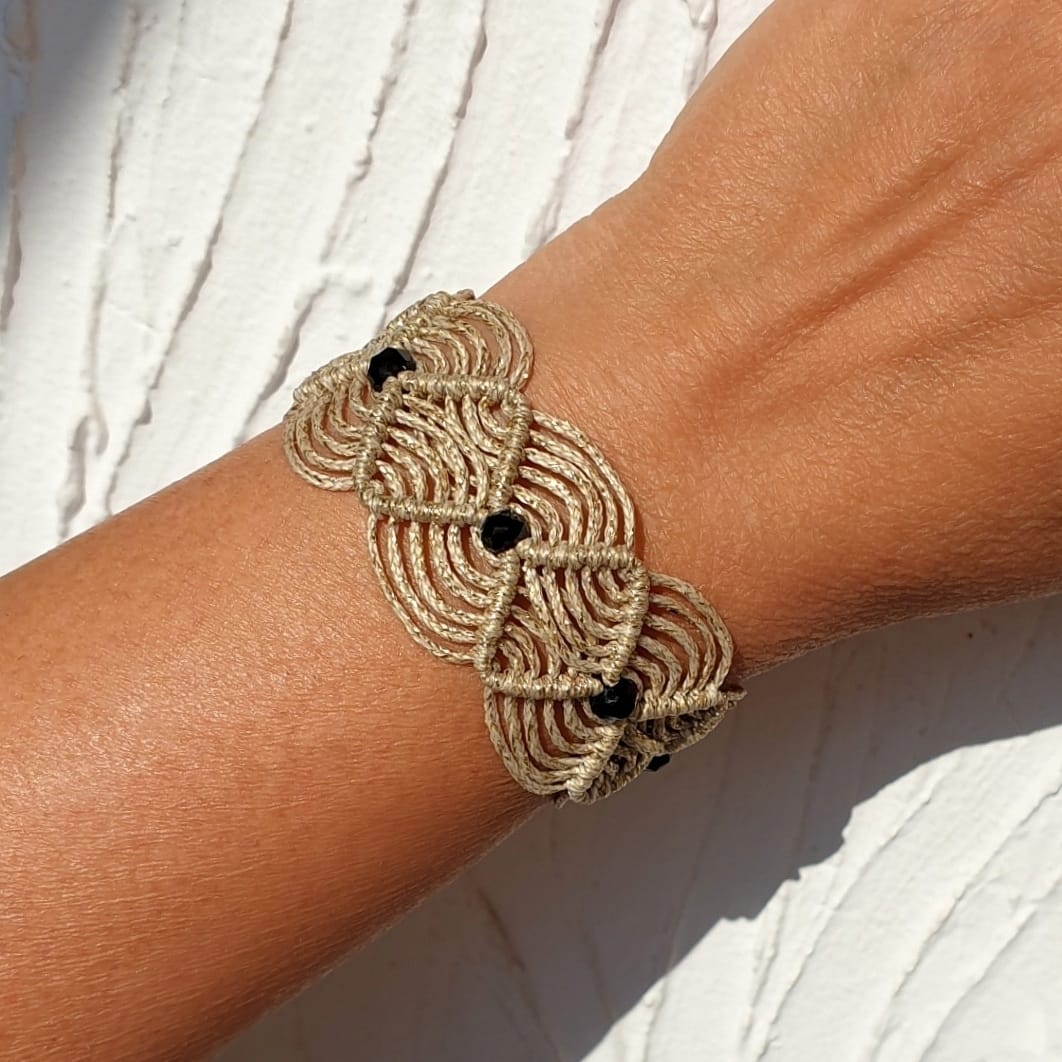 Βραχιόλι boho chic φαρδύ μακραμέ χρυσό με μαύρες κρυστάλλινες χάντρες