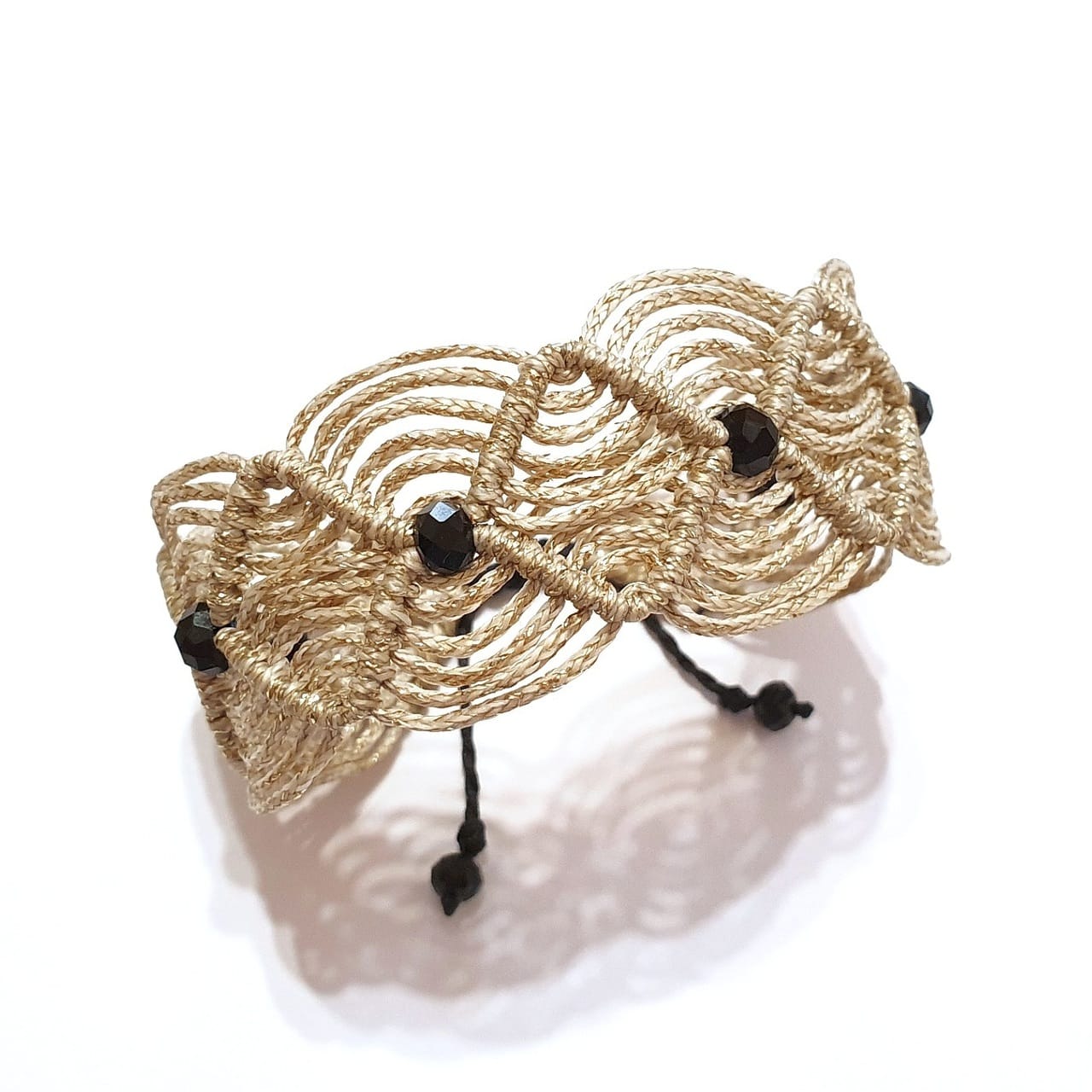 Βραχιόλι boho chic φαρδύ μακραμέ χρυσό με μαύρες κρυστάλλινες χάντρες