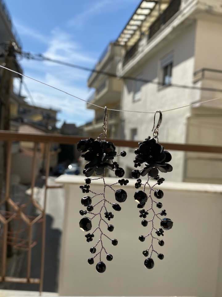 Σκουλαρίκια με Σύρμα και Λουλούδια από Πολυμερικό Πηλό σε Μαύρο Χρώμα