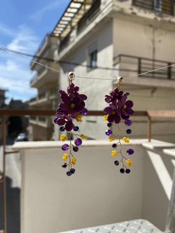 Σκουλαρίκια Καρφωτά με Σύρμα και Χάντρες σε Μωβ-Κίτρινο Χρώμα με Λουλούδια από Πολυμερικό Πηλό
