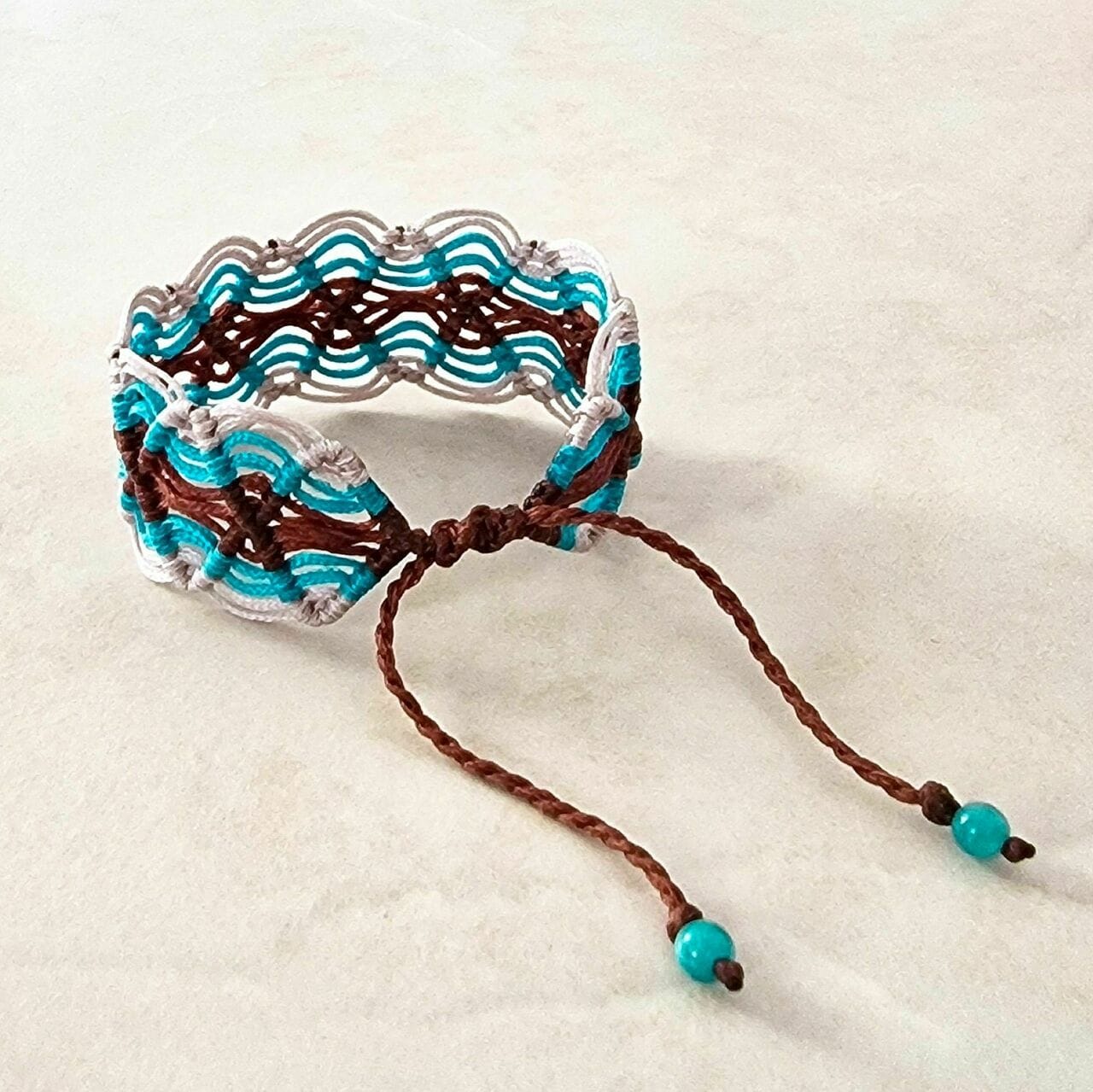 Βραχιόλι "Beach Waves" χειροποίητο με συνδυασμό τριών χρωμάτων και κούμπωμα αυξομείωσης