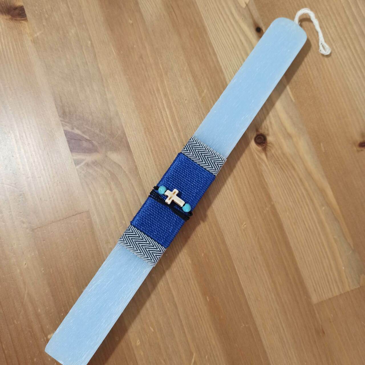 Αντρική ή εφηβική λαμπάδα 30 cm , με σταυρουδάκι σε βραχιόλι