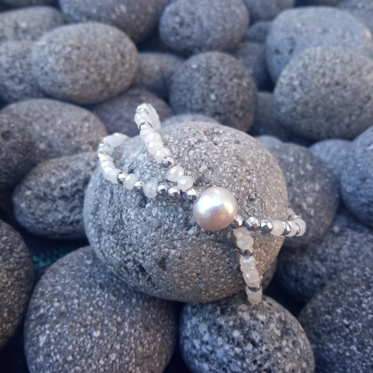 Διπλό βραχιόλι με γκρι μαργαριτάρι αιματίτη και λευκά