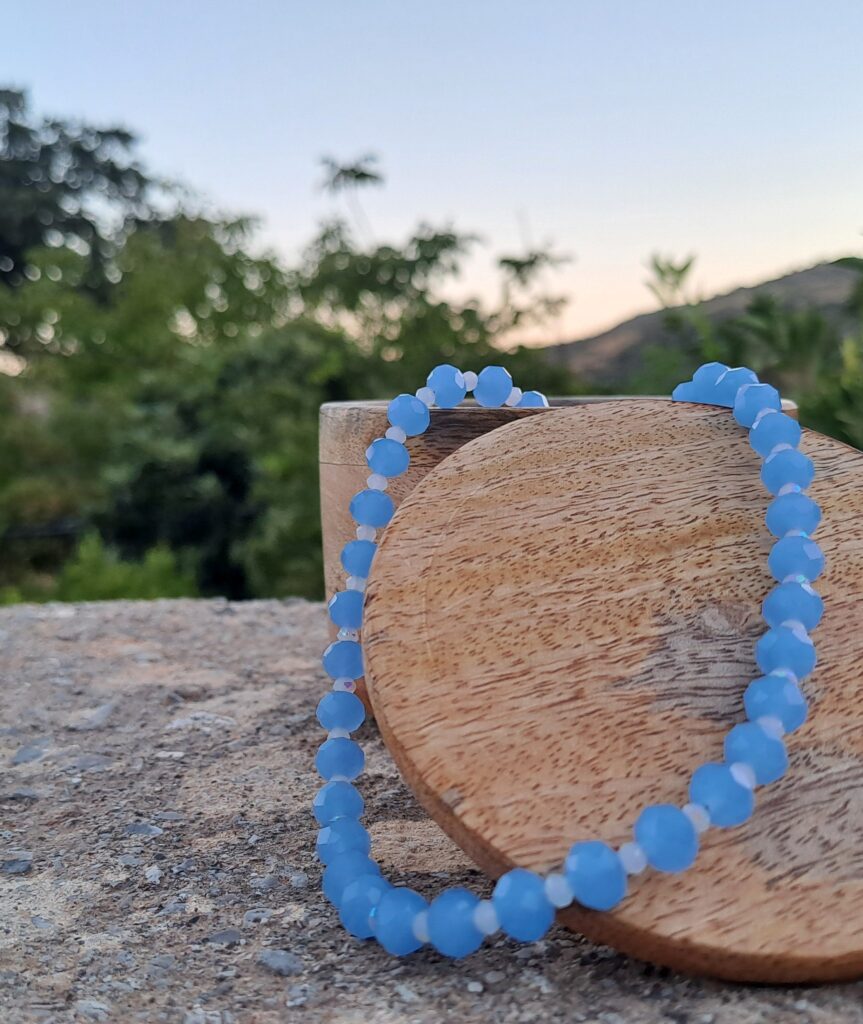 Χειροποίητο κολιέ με κρύσταλλα θαλασσί και λευκά