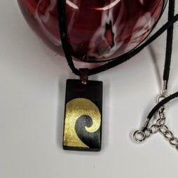 Μενταγιόν από ξύλο Έβενου Αφρικής και χαλκό σε σχέδιο κύμα