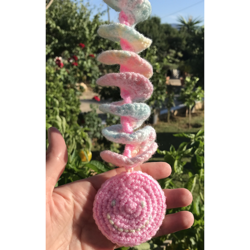 Πλεκτό windspinner με μετάλλιο smiley και μονόγραμμα