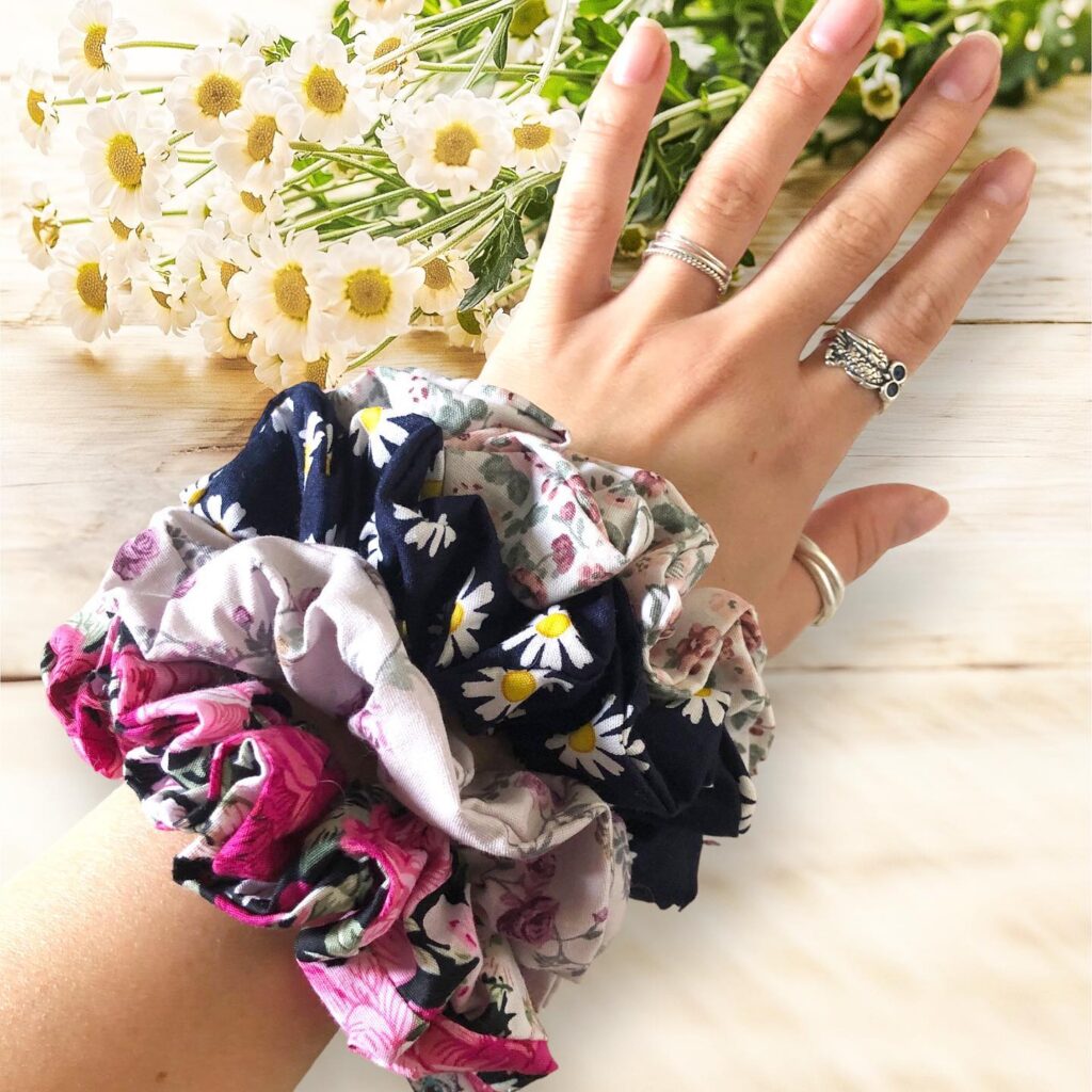Blue Daisy Dreams – Βαμβακερό Χειροποίητο Scrunchie