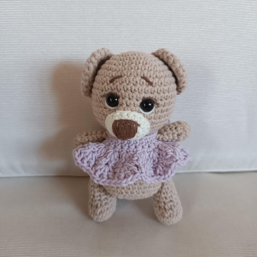 Πλεκτό αρκουδάκι με λιλά φορεματάκι (amigurumi) ύψους 14 εκ.