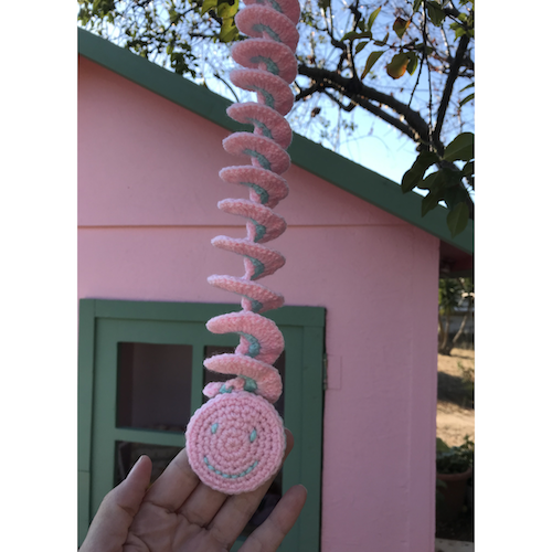 Πλεκτό windspinner με μετάλλιο smiley και μονόγραμμα