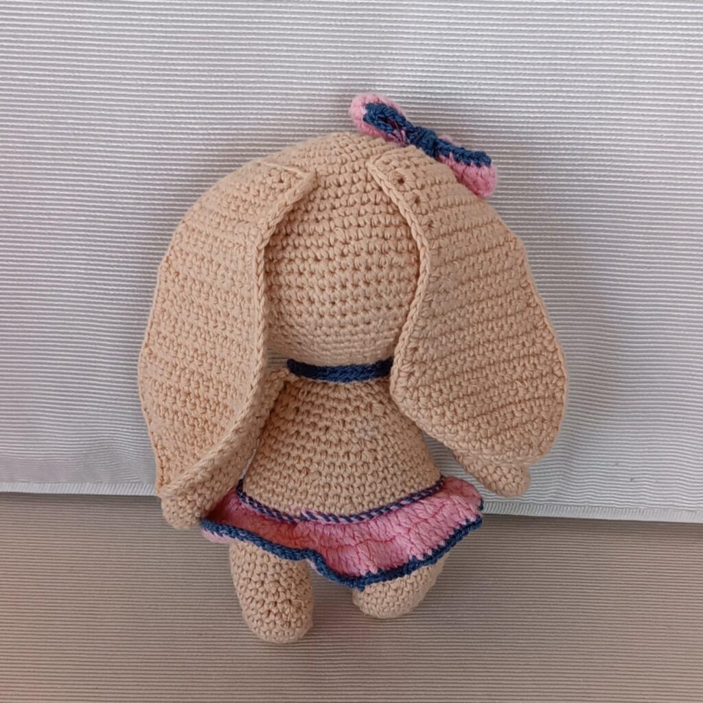 Πλεκτή χειροποίητη λαγουδίνα (amigurumi)