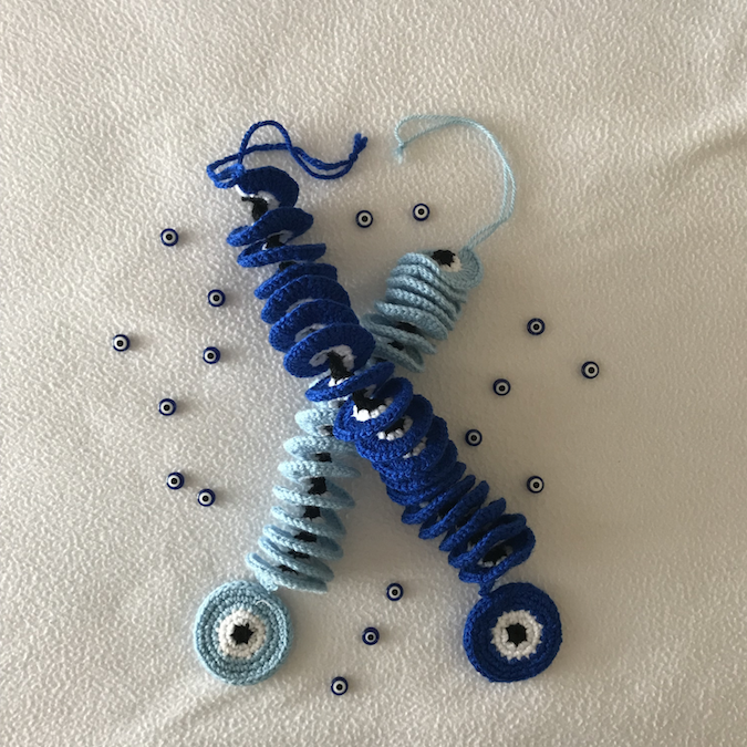 Πλεκτό windspinner με μετάλιο το 'μάτι'