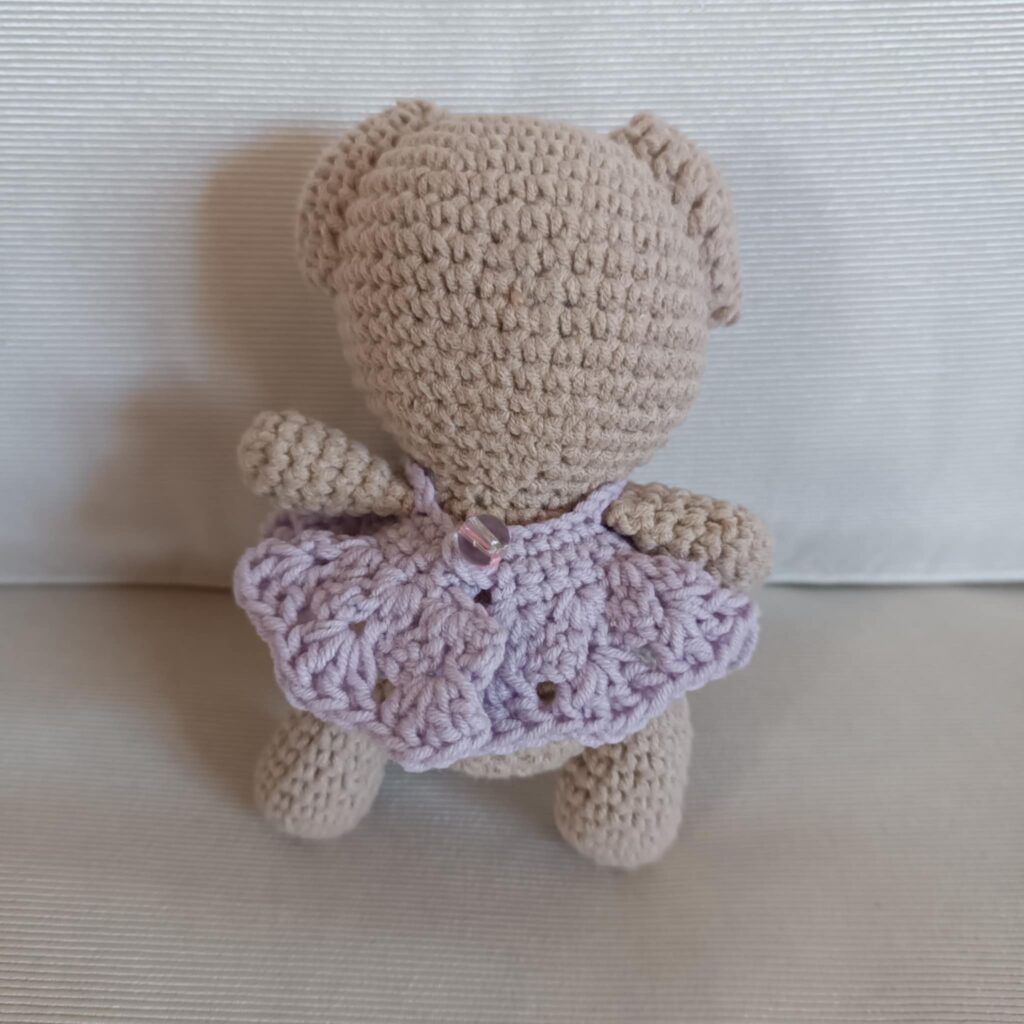Πλεκτό αρκουδάκι με λιλά φορεματάκι (amigurumi) ύψους 14 εκ.