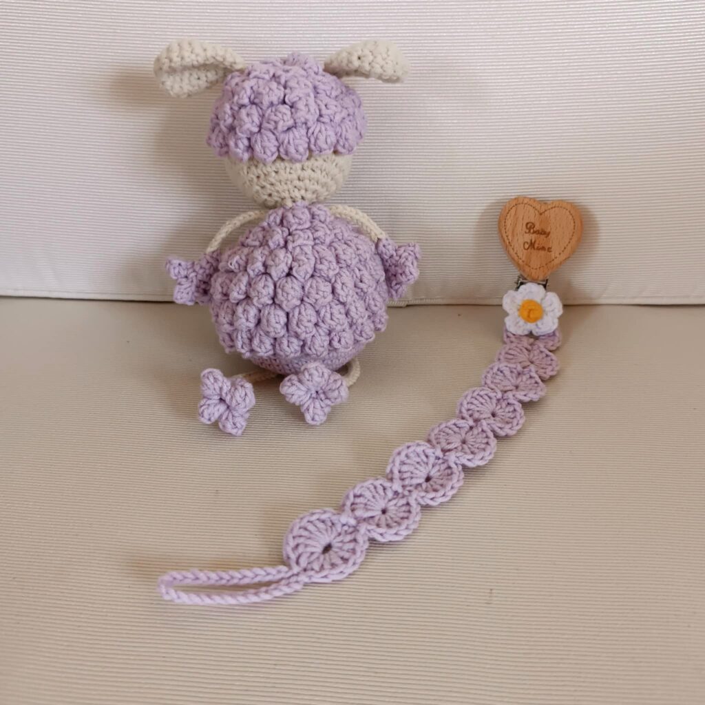 Πλεκτό βρεφικό σετ "αρνάκι κουδουνίστρα" (amigurumi) και κλιπ πιπίλας "χαμομηλάκι"