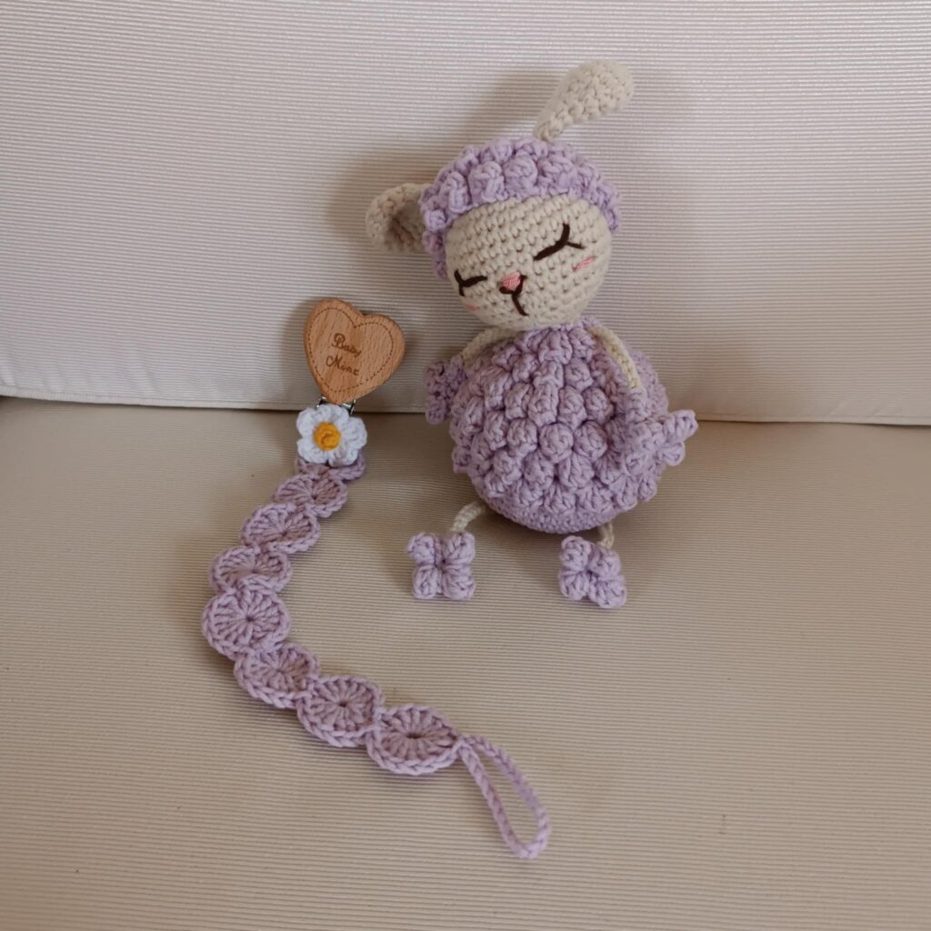 Πλεκτό βρεφικό σετ "αρνάκι κουδουνίστρα" (amigurumi) και κλιπ πιπίλας "χαμομηλάκι"
