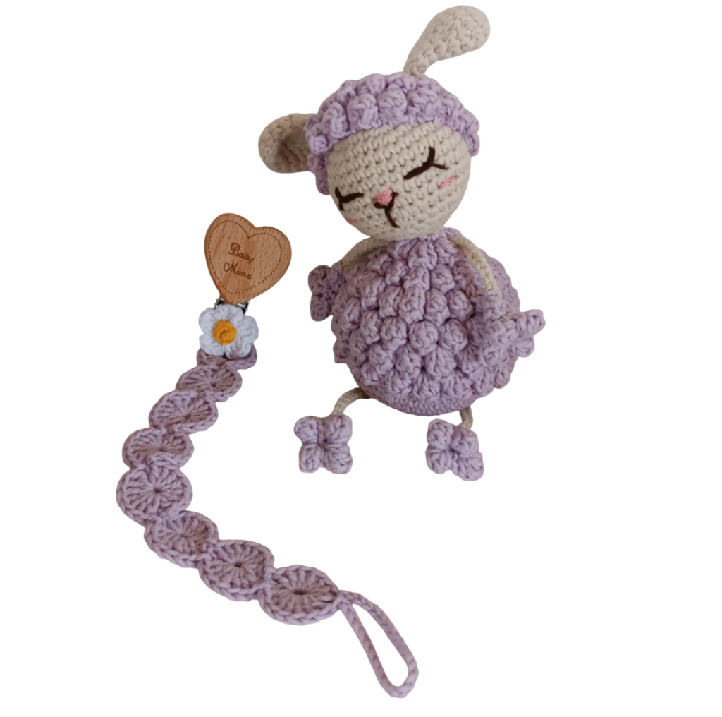 Πλεκτό βρεφικό σετ "αρνάκι κουδουνίστρα" (amigurumi) και κλιπ πιπίλας "χαμομηλάκι"