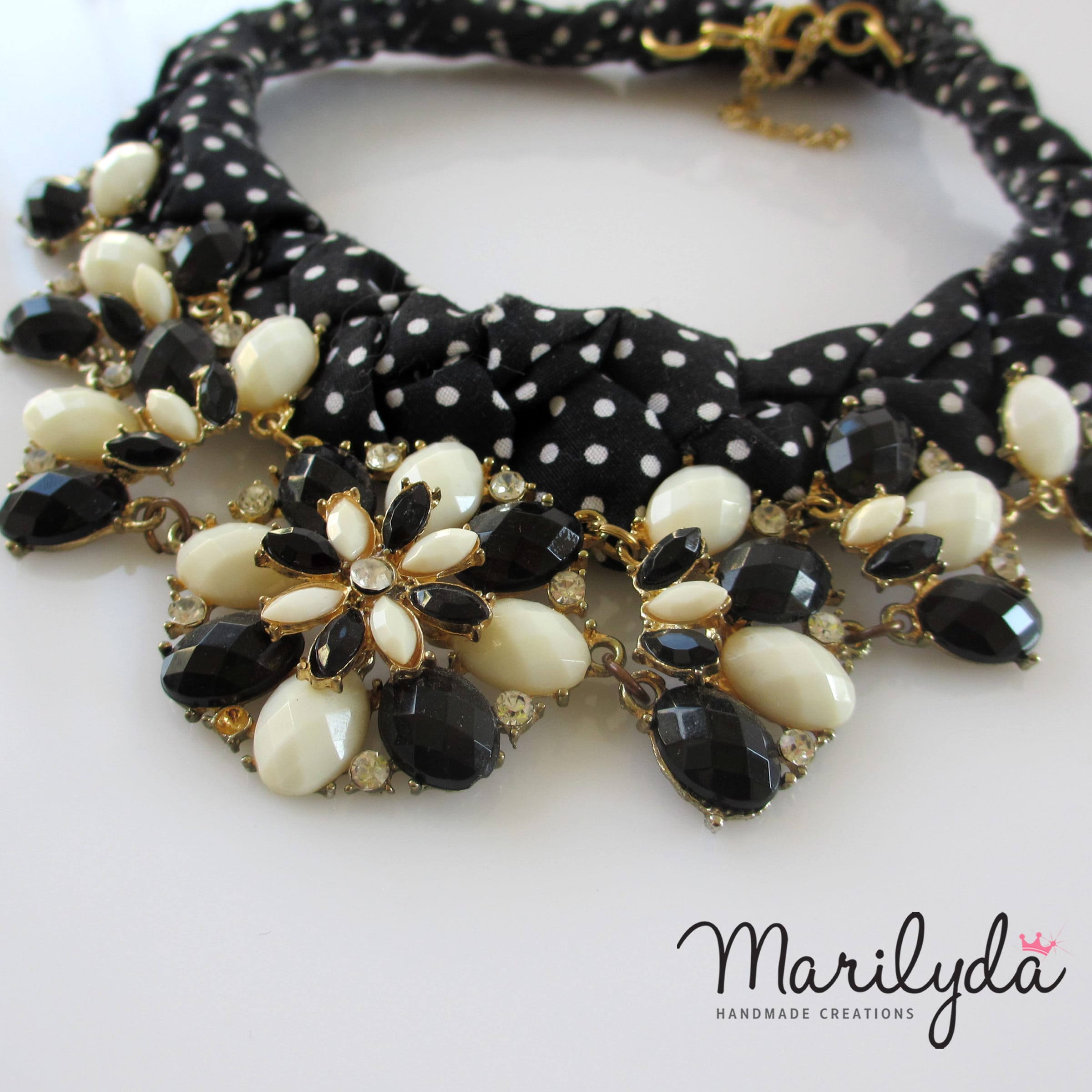 Χειροποίητο κολιέ statement black and white polka dots