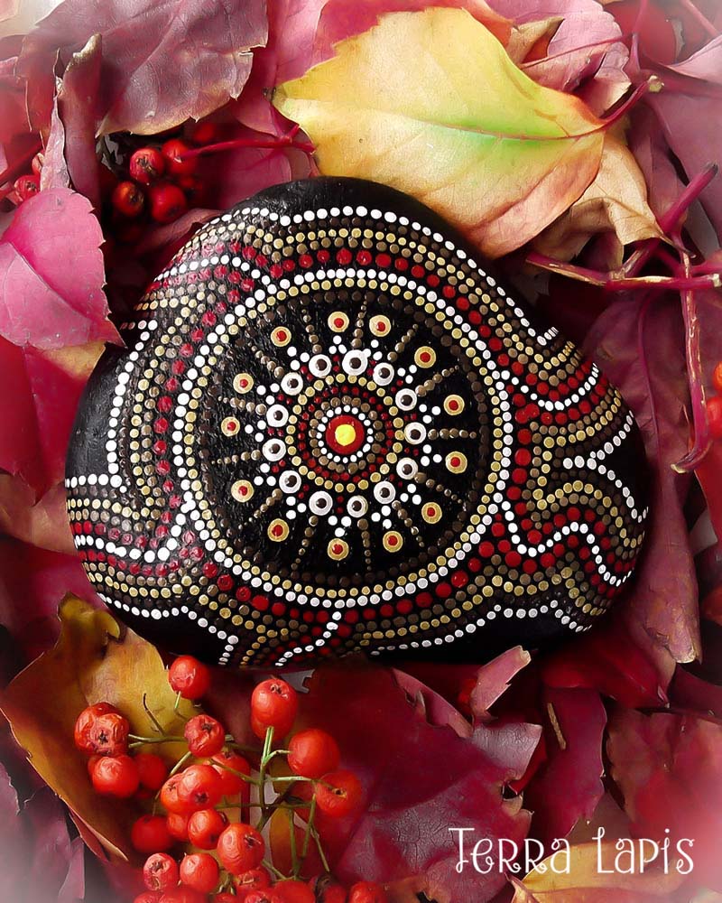 Mandala ζωγραφισμένο σε μεγάλη φυσική πέτρα θαλάσσης