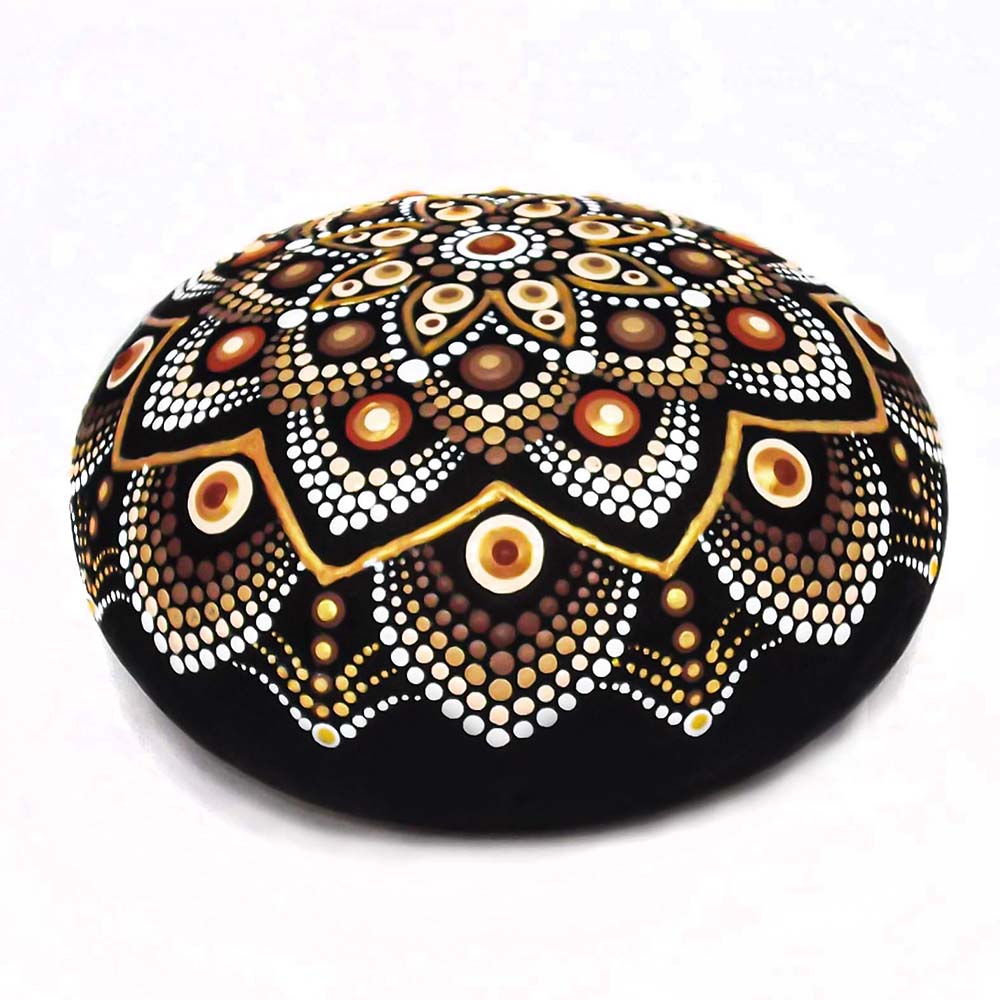 Mandala λουλούδι, ζωγραφισμένο σε μεγάλη φυσική πέτρα θαλάσσης