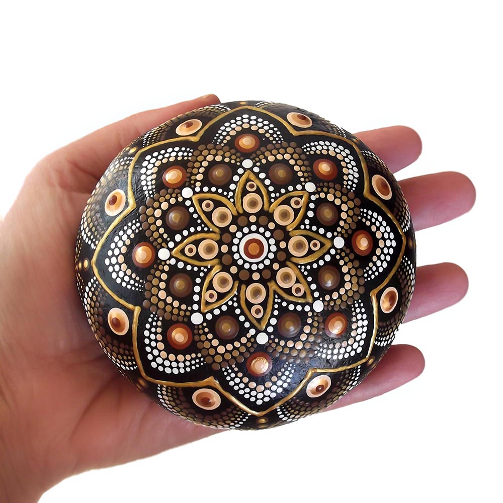 Mandala λουλούδι, ζωγραφισμένο σε μεγάλη φυσική πέτρα θαλάσσης