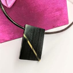 Μενταγιόν χειροποίητο από ξύλο έβενου Αφρικής