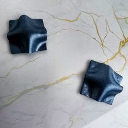 Handmade σκουλαρίκια "silky squares" μπλέ μετταλικο