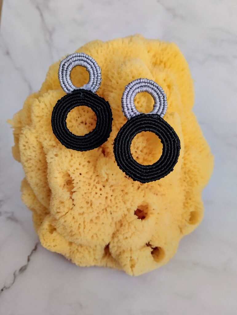 Σκουλαρίκια καρφωτά διπλός κύκλος macrame