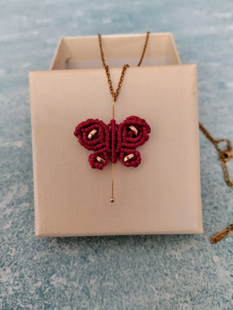 Ατσάλινο κολιέ πεταλούδα macrame
