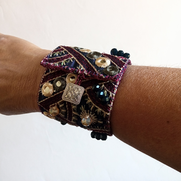 Χειροποίητο βραχιόλι boho από ύφασμα και κρύσταλλα
