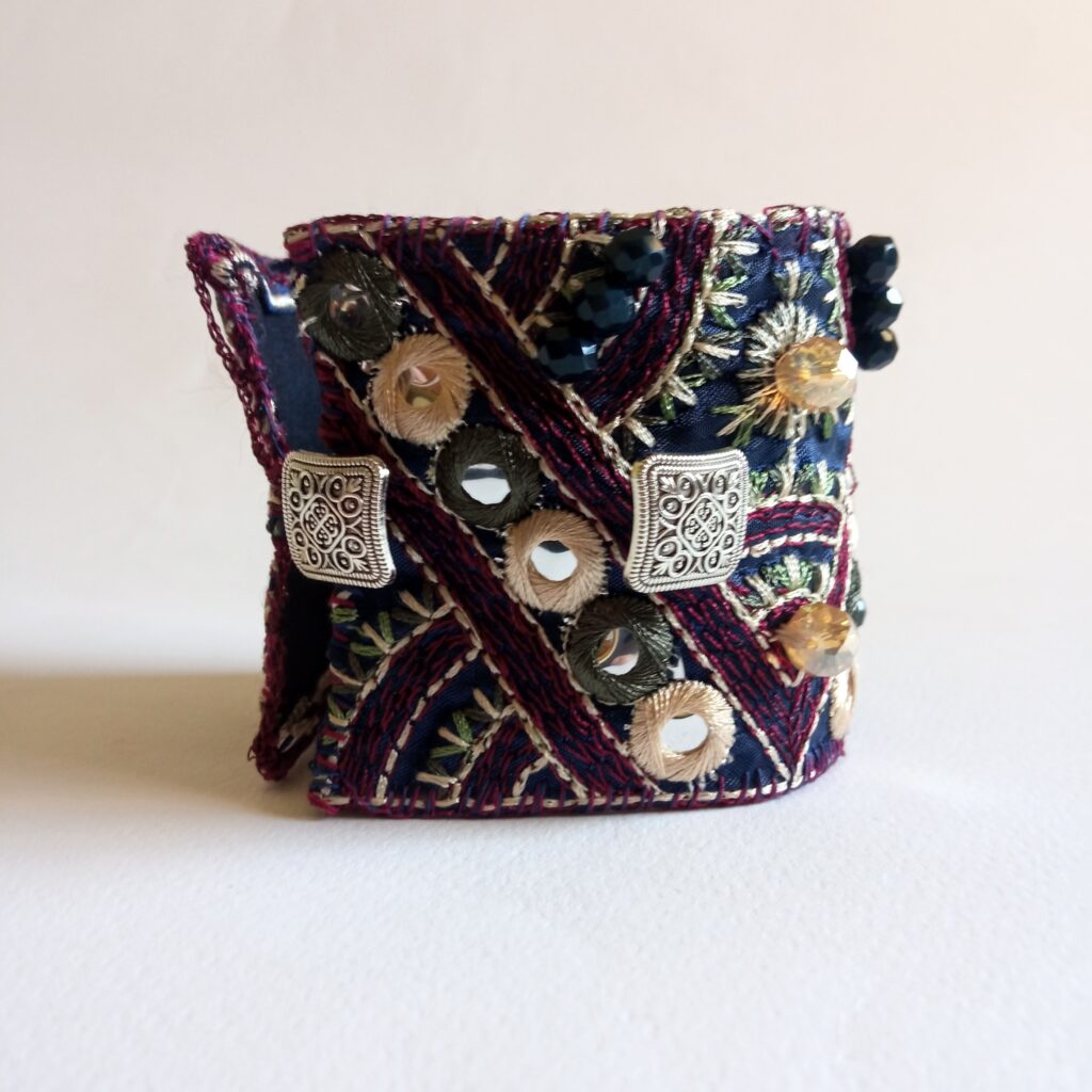 Χειροποίητο βραχιόλι boho από ύφασμα και κρύσταλλα