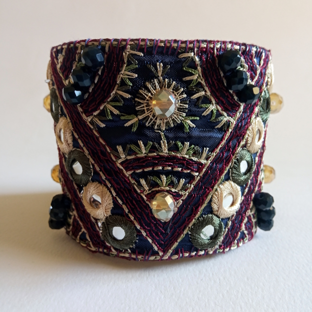 Χειροποίητο βραχιόλι boho από ύφασμα και κρύσταλλα