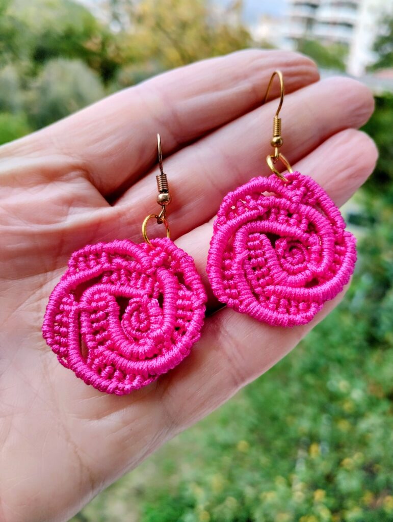 Χειροποίητα σκουλαρίκια boho τριαντάφυλλα micro macrame